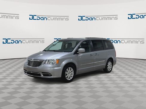 Used 2016 Chrysler Town & Country Touring image 4