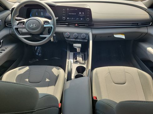 Certified 2025 Hyundai Elantra SE w/ Cargo Package image 12