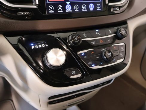 Used 2017 Chrysler Pacifica Touring-L Plus image 9