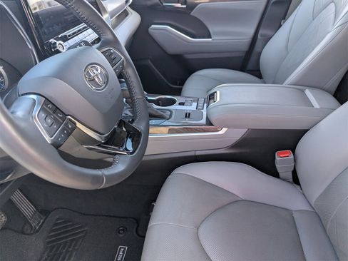 Used 2020 Toyota Highlander Platinum image 16