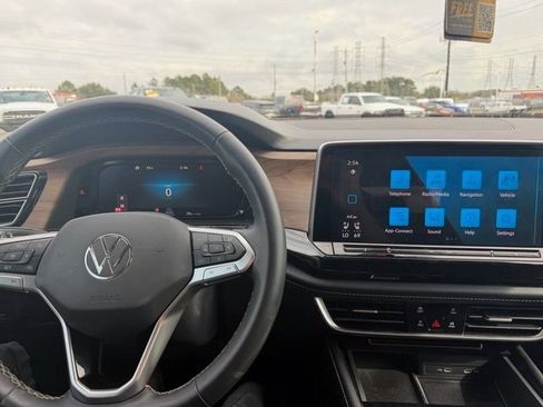 Used 2024 Volkswagen Atlas SE image 8