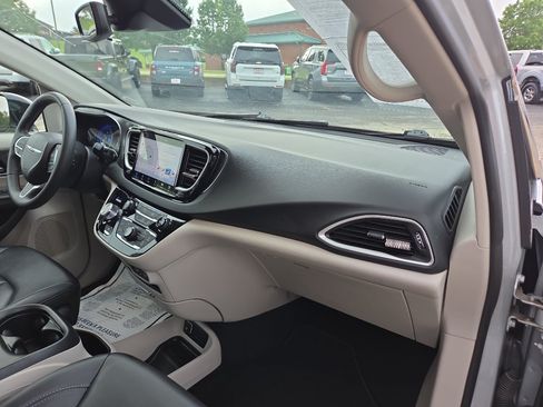 Used 2024 Chrysler Pacifica Touring-L FWD image 12