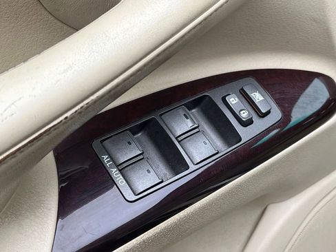 Used 2013 Lexus LX 570 4WD w/ Luxury Pkg image 18