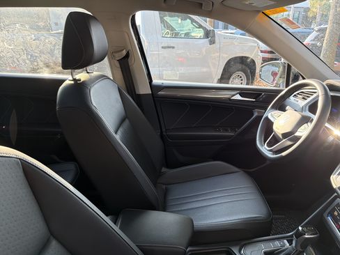 Used 2022 Volkswagen Tiguan SE FWD image 44