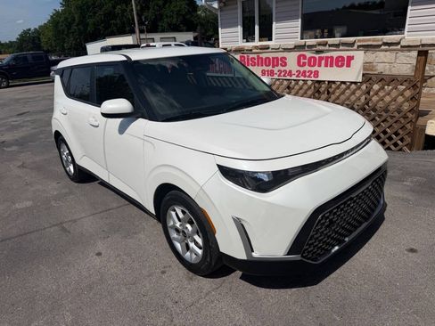 Used 2023 Kia Soul LX w/ Option Group 015 FWD image 2