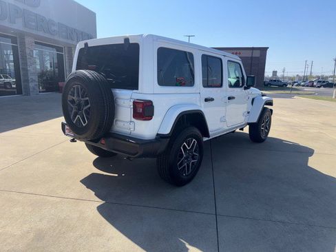 Used 2025 Jeep Wrangler Sahara image 9