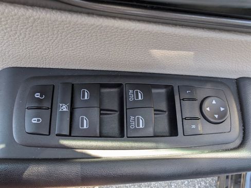 Used 2023 Chrysler Pacifica Touring-L image 8