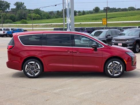 New 2027 Chrysler Pacifica Limited AWD/4WD image 9