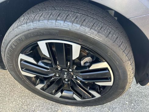 Used 2025 Kia Telluride SX w/ SX Captain's Chair Package image 16