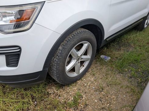 Used 2018 Ford Explorer XLT FWD image 5