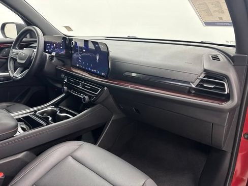 Used 2024 Chevrolet Traverse Z71 w/ LPO, Floor Liner Package AWD/4WD image 31