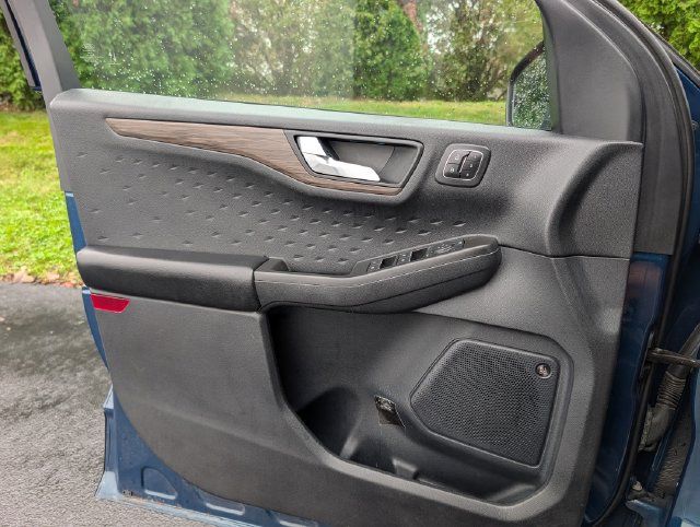 Used 2020 Ford Escape Titanium AWD/4WD image 30