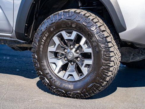 Used 2021 Toyota Tacoma TRD Off-Road w/ Technology Package AWD/4WD image 8