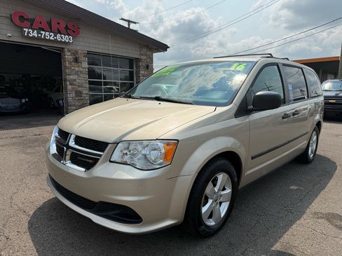 Used 2016 Dodge Grand Caravan w/ SE Plus Package FWD image 3