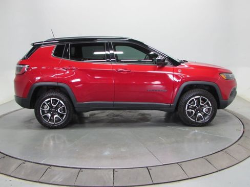 Used 2025 Jeep Compass Trailhawk AWD/4WD image 8