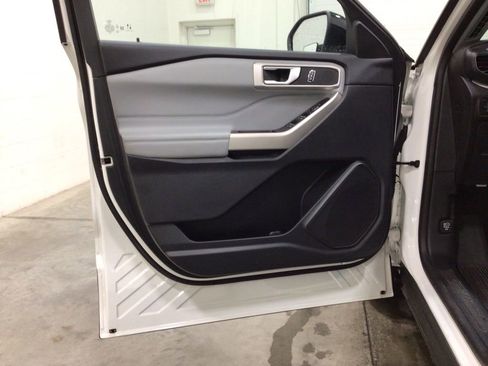 Used 2023 Ford Explorer XLT w/ Equipment Group 202A AWD/4WD image 18