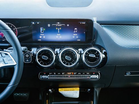 New 2026 Mercedes-Benz GLA 250 4MATIC image 11