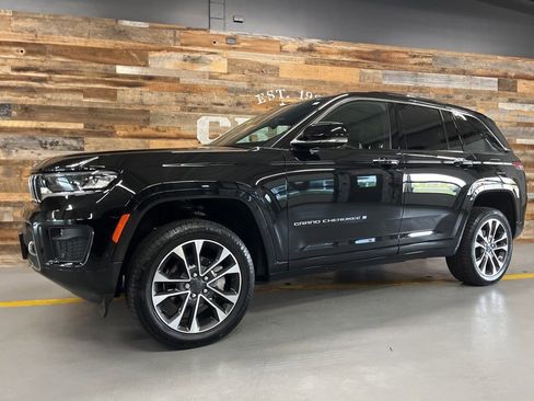 Used 2022 Jeep Grand Cherokee Overland w/ Luxury Tech Group IV AWD/4WD image 17