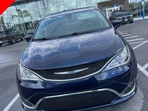 Used 2020 Chrysler Pacifica Touring FWD image 1
