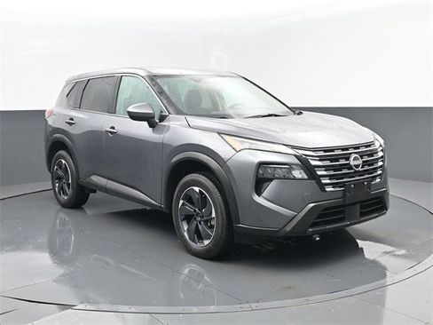 Used 2024 Nissan Rogue SV image 3