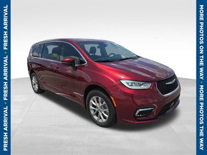 Used 2023 Chrysler Pacifica Touring-L w/ Uconnect Theater Family Group