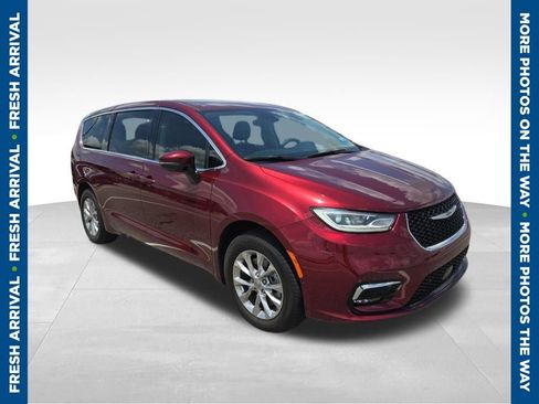 Used 2023 Chrysler Pacifica Touring-L w/ Uconnect Theater Family Group AWD/4WD image 1