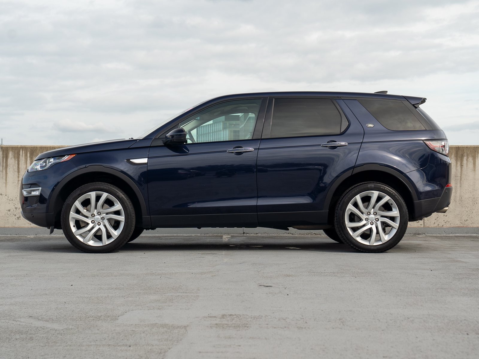 Used 2019 Land Rover Discovery Sport HSE Luxury AWD/4WD image 4