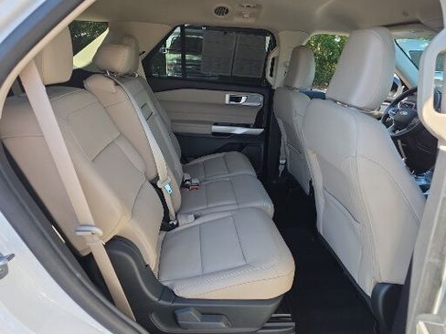 Used 2022 Ford Explorer Limited image 16