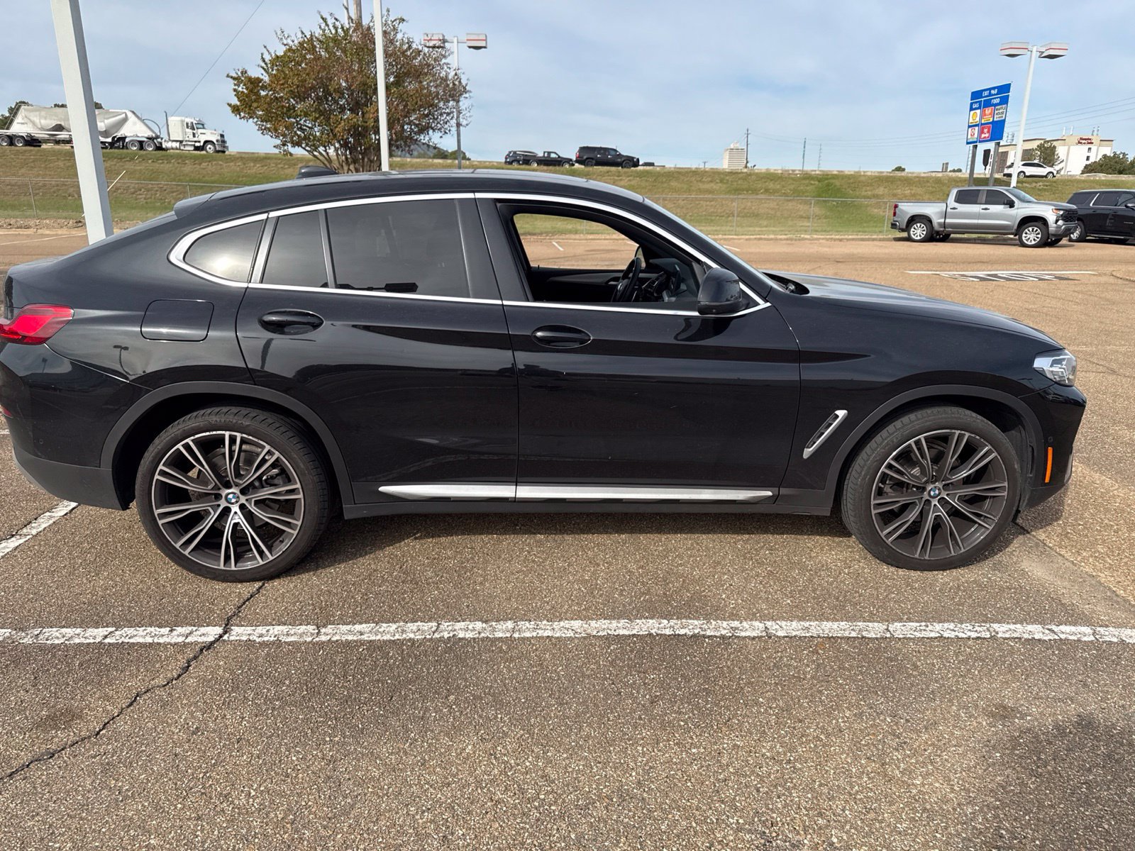Certified 2024 BMW X4 xDrive30i w/ Premium Package AWD/4WD image 4