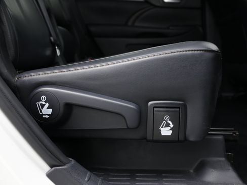 Used 2019 Toyota Highlander XLE AWD/4WD image 42