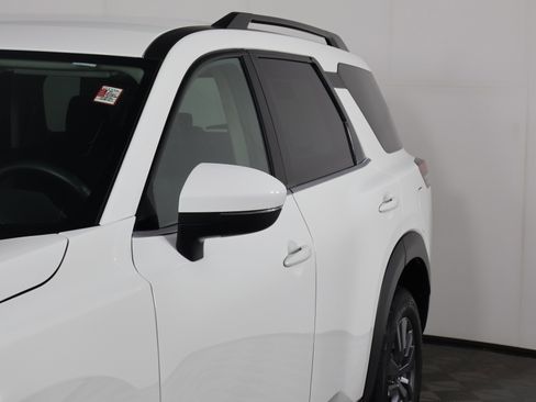 Used 2025 Nissan Pathfinder SV image 13