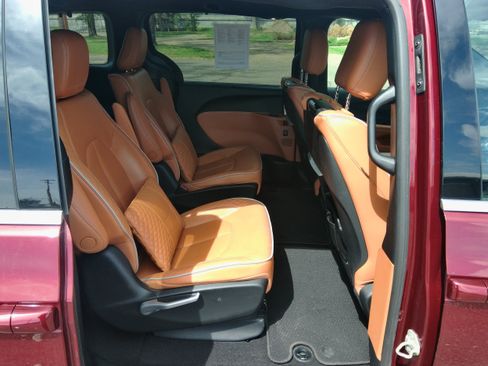 Used 2022 Chrysler Pacifica Pinnacle AWD/4WD image 15