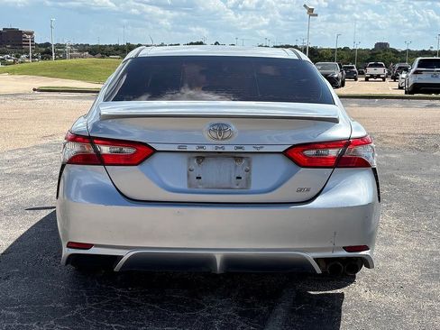 Used 2018 Toyota Camry SE FWD image 4