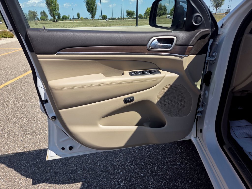 Used 2014 Jeep Grand Cherokee Overland AWD/4WD image 4