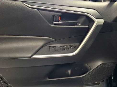 Used 2019 Toyota RAV4 LE w/ Carpet Mat Package AWD/4WD image 13