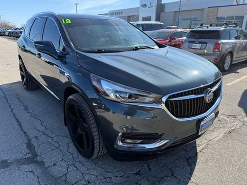Used 2019 Buick Enclave Essence image 2