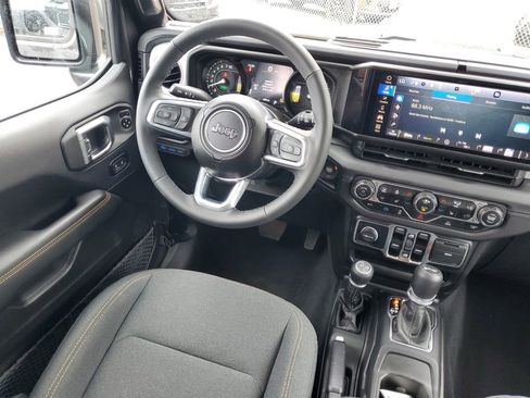 Used 2025 Jeep Wrangler Unlimited Sahara AWD/4WD image 13