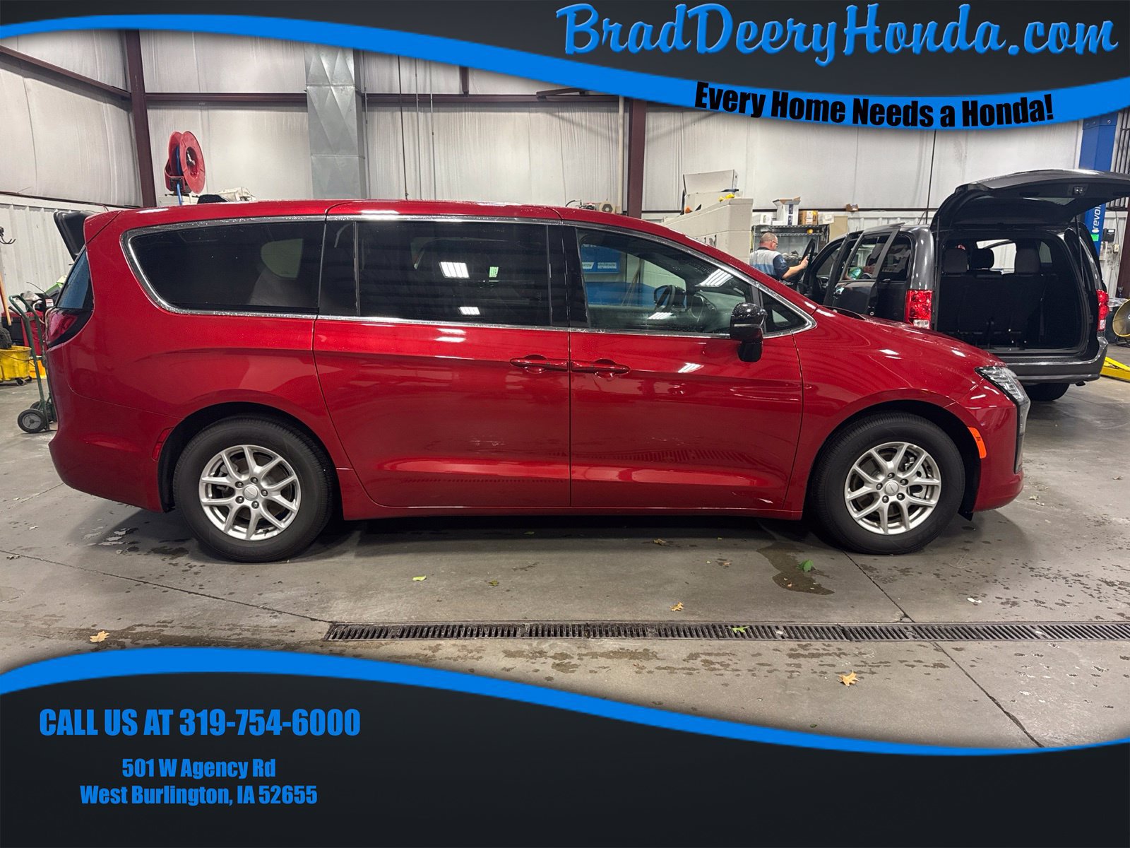 Used 2027 Chrysler Pacifica Select FWD image 1