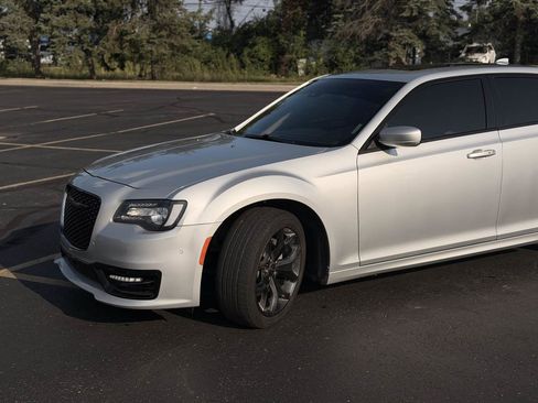 Used 2023 Chrysler 300 S w/ Comfort Group RWD image 9