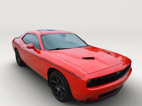 Used 2015 Dodge Challenger SXT w/ Driver Convenience Group RWD image 13