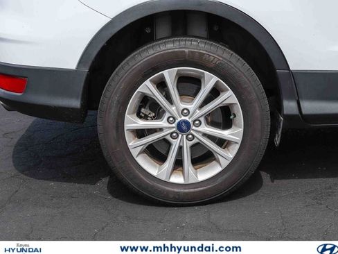 Used 2018 Ford Escape SE w/ SE Sync 3 Package AWD/4WD image 10