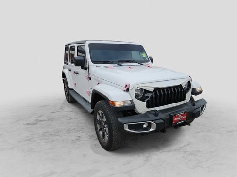 Used 2018 Jeep Wrangler Unlimited Sahara image 2