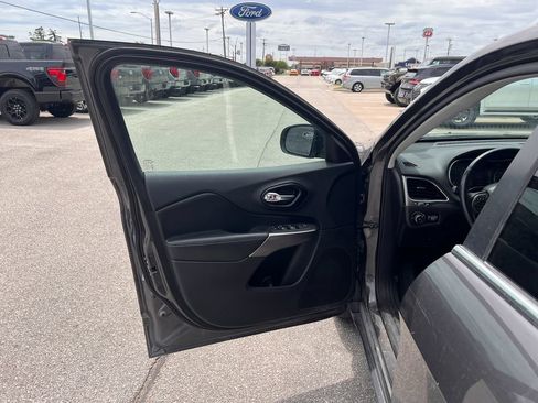 Used 2021 Jeep Cherokee Latitude Plus w/ Sun & Sound Group AWD/4WD image 11