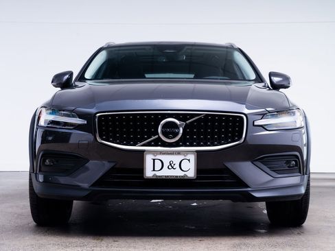 Used 2025 Volvo V60 B5 Cross Country Plus AWD/4WD image 2