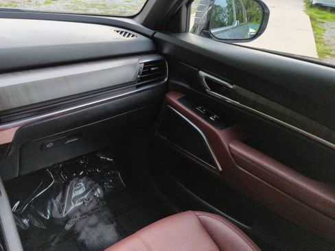 Used 2025 Kia Telluride SX w/ SX Captain's Chair Package FWD image 16