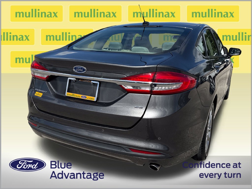 Used 2017 Ford Fusion SE w/ Fusion SE Technology Package FWD image 4