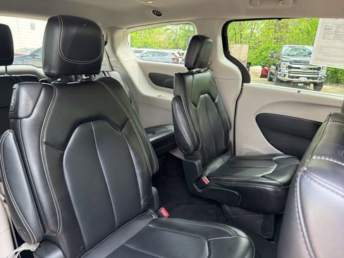 Used 2023 Chrysler Pacifica Touring-L FWD image 15