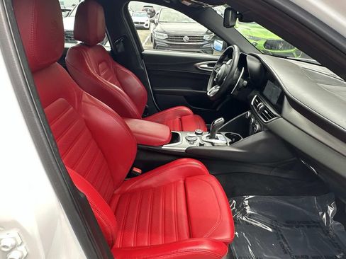 Used 2024 Alfa Romeo Giulia Veloce AWD/4WD image 14
