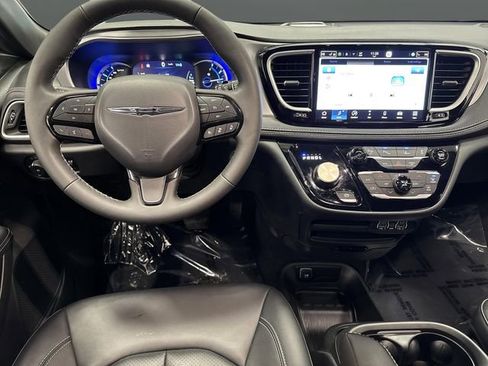 Used 2024 Chrysler Pacifica Select image 5