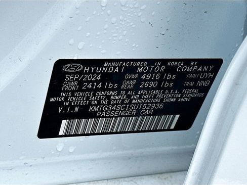 Certified 2025 Genesis G70 2.5T image 24